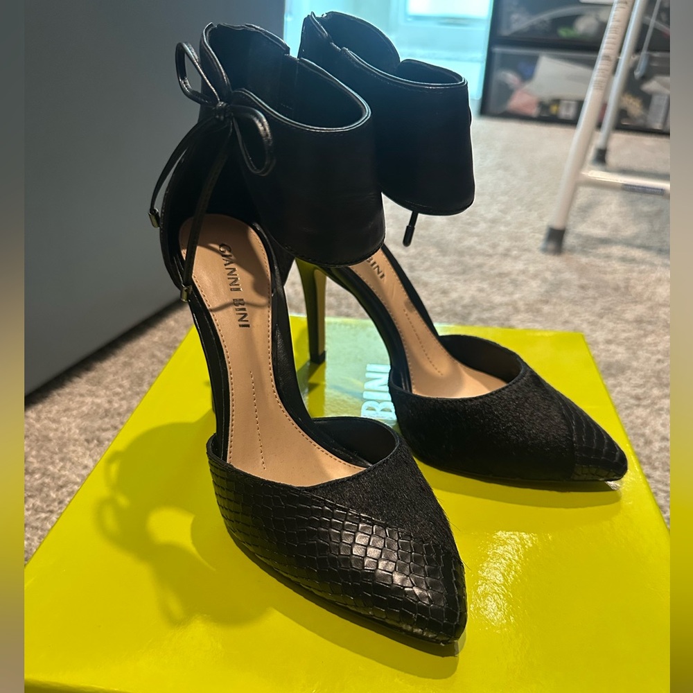 Black High Heel- Gianni Bini